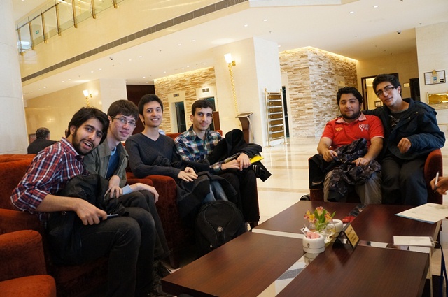 چند نفر از شرکت کنندگان ایرانی در لابی هتل - Codeforces.com